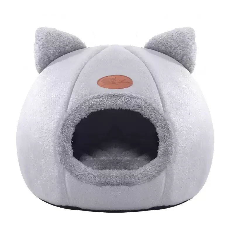 Cozy winter cat bed featuring sound insulation, perfect for a warm and peaceful sleep.