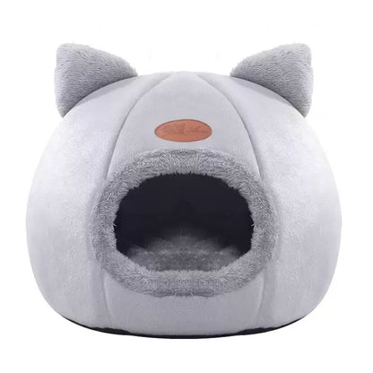 Cozy winter cat bed featuring sound insulation, perfect for a warm and peaceful sleep.