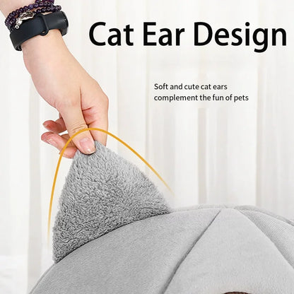 Cozy winter cat bed featuring sound insulation, perfect for a warm and peaceful sleep.