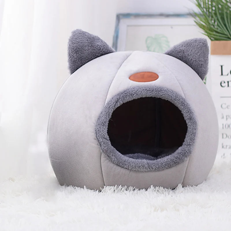 Cozy winter cat bed featuring sound insulation, perfect for a warm and peaceful sleep.